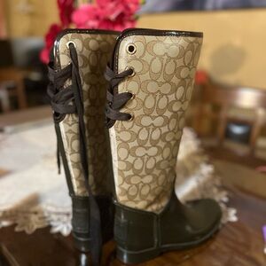 Beautiful coach rain boots with a nice ribbon in the back. This pair so co